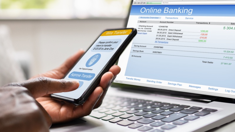 Online banking su smartphone e laptop